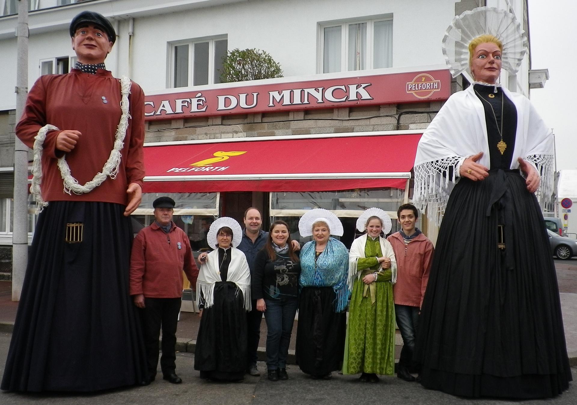 Calais fete du hareng 2014 devant le cafe du minck