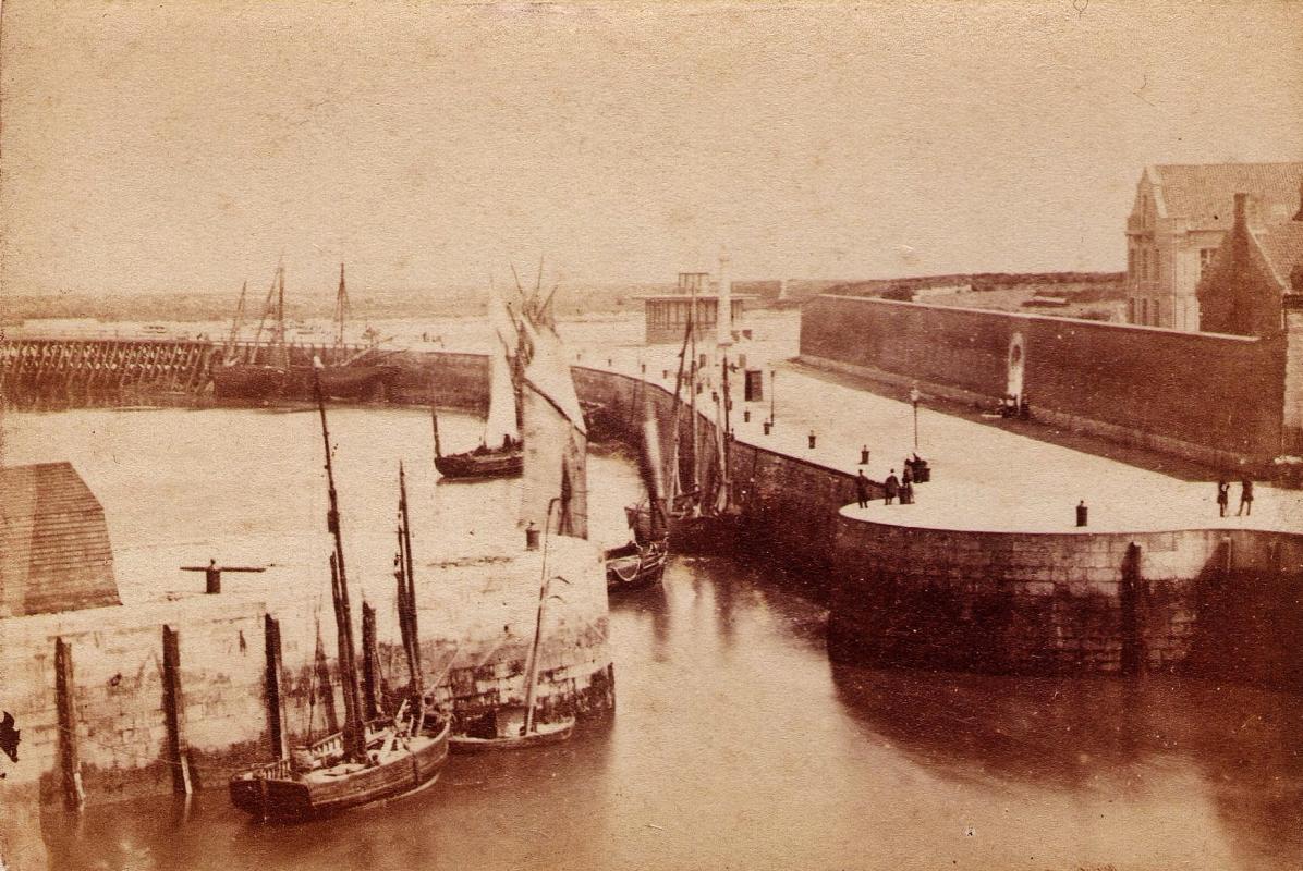 Calais le port par le photographe calaisien demotier