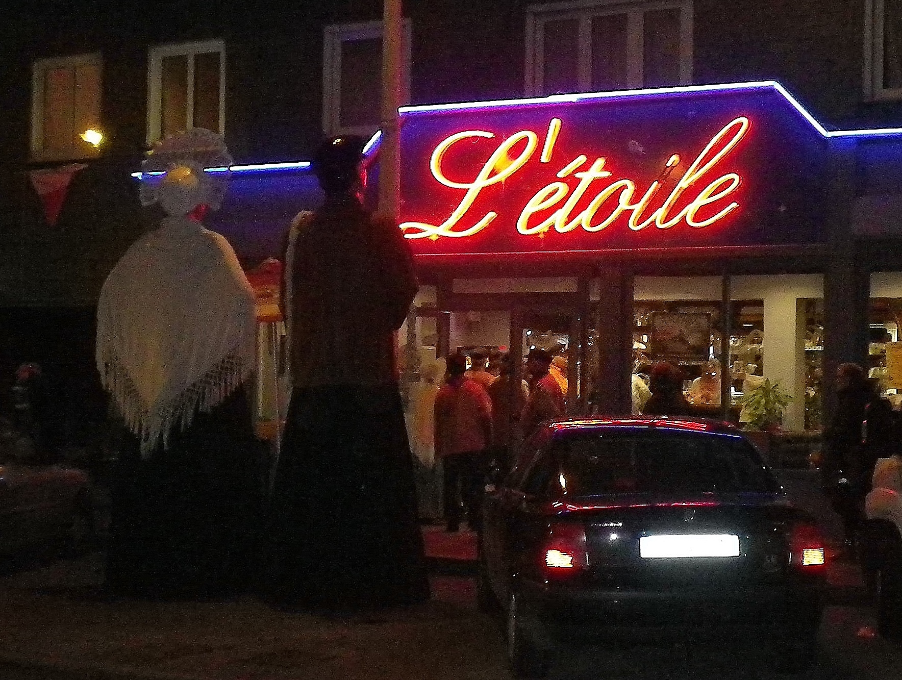 Les geants de boulogne devant le cafe l etoile