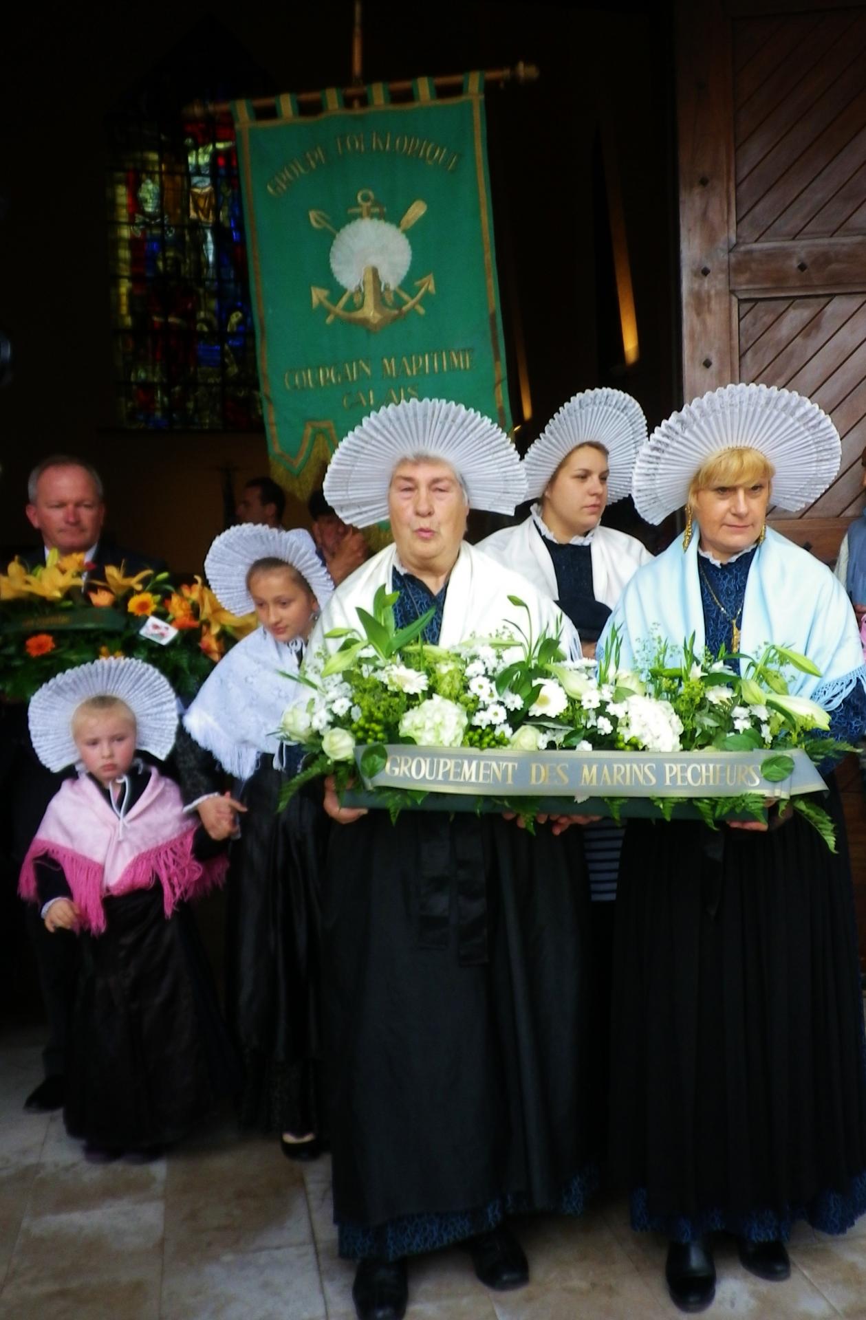 Matelotes lors de la ceremonie de la benediction de la mer eglise saint pierre saint paul de calais