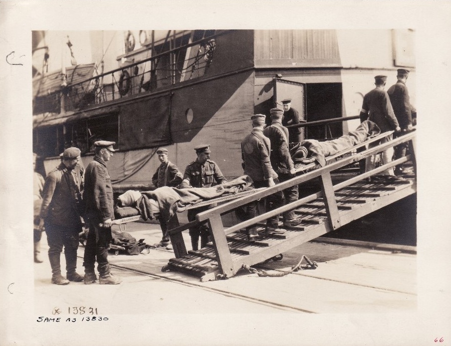 Calais 1918 prisonniers allemands chargeant des blesses