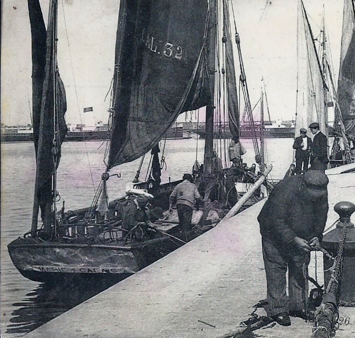 Calais bateau de peche calaisien et pecheur sur les quais de l ancien courgain