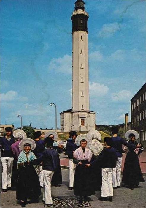 Calais groupe devant le phare