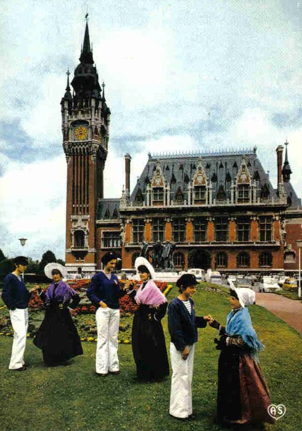 Calais groupe folklorique devant la mairie