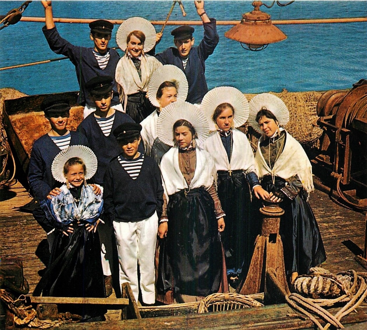 Calais groupe folklorique sur le bateau