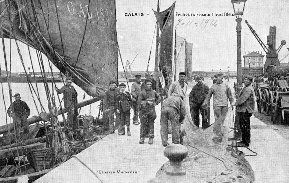 Calais pecheurs sur les quais