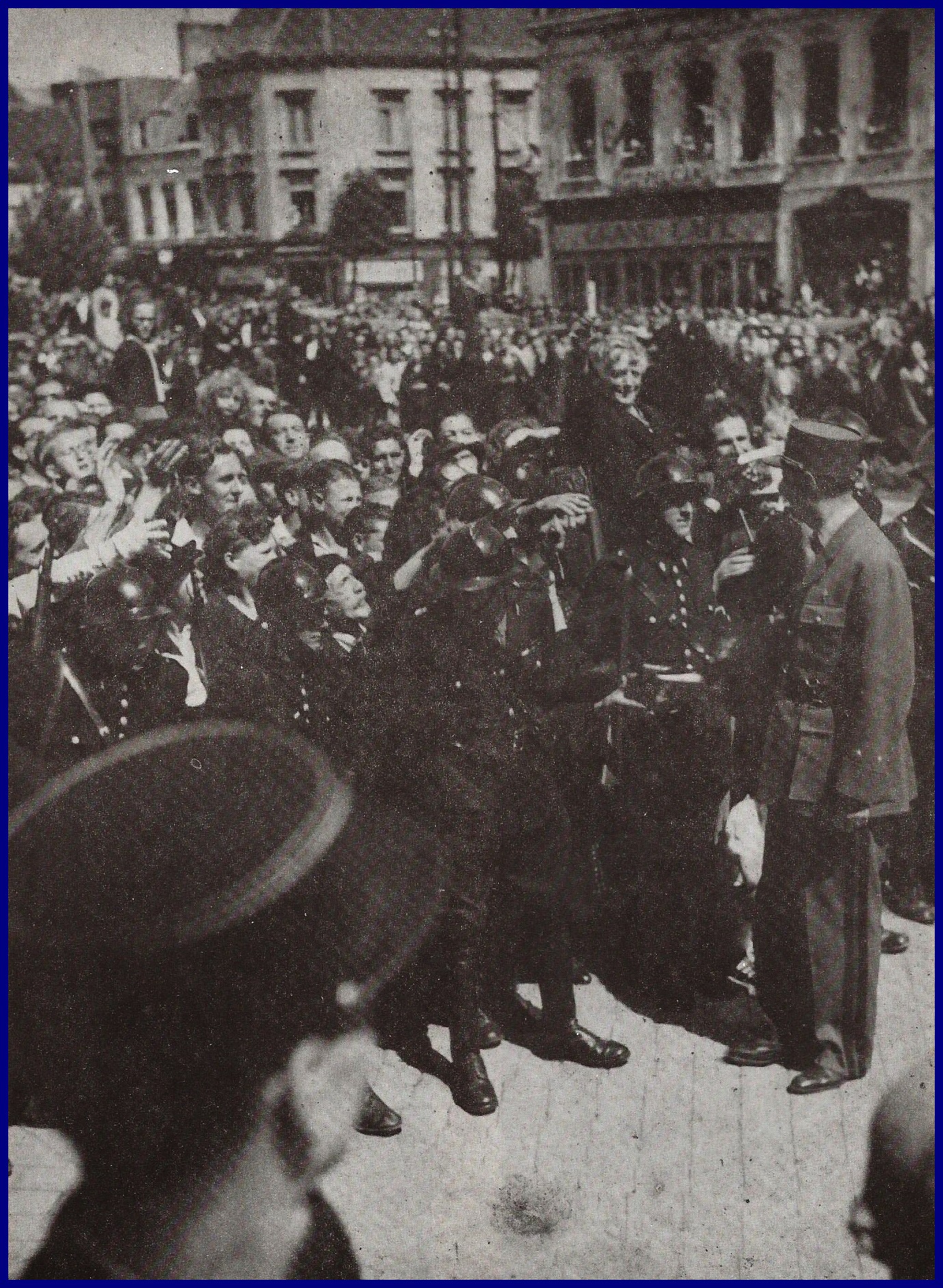 Calais visite du general de gaulle a calais en aout 1945 on reconnait mme sala en hauteur deboout sur une chaise encadre