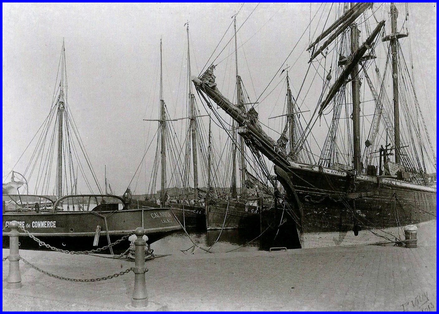 Calais voiliers desarmes et arriere du remorqueur calaisien 1913 encadre