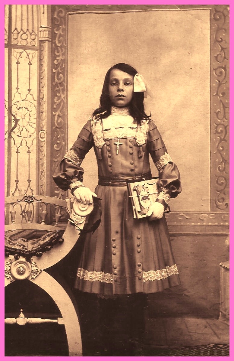 Helena dettamante fille d antonio santo detammante et louise deuez communiante en 1910 au courgain encadree